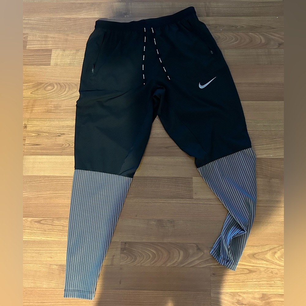 Men’s NIKE black and white runner pants size medium